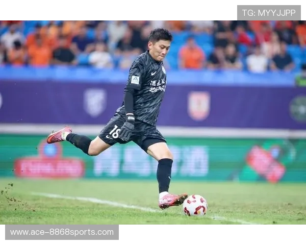 足球场上的绅士风范 这些球星用行动诠释对手站起来的尊重与体育精神