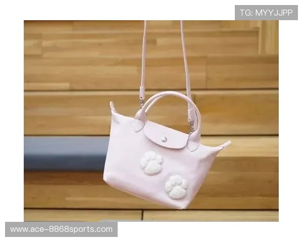 足球球星下车瞬间手提包亮相 引领时尚潮流彰显个性风格 足球球星下车瞬间手提包亮相 引领时尚潮流彰显个性风格